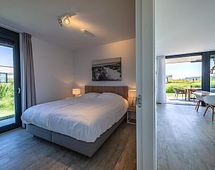 Ruime keuken met veel licht in Duinvallei 08, een vakantiehuis in Kamperland, Noord-Beveland, Zeeland.