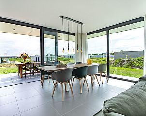 Eetruimte in Duinvallei 12, vakantiehuis in Kamperland, Noord-Beveland met uitzicht op de natuur.