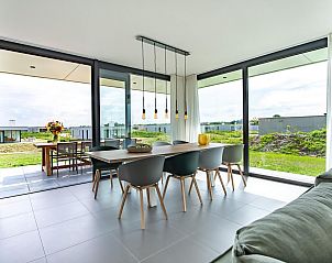 Moderne eetkamer in Duinvallei 12, vakantieaccommodatie in Kamperland, Noord-Beveland.