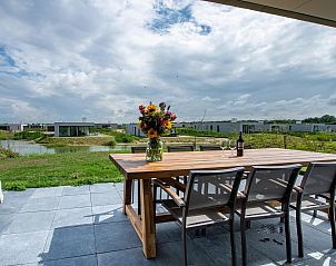 Buitenterras met uitzicht op de natuur bij Duinvallei 12, bungalow in Kamperland, Noord-Beveland.