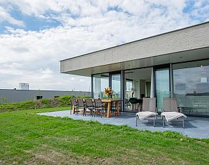 Ruim terras van Duinvallei 12, vakantiehuis in Kamperland, Noord-Beveland met tuinmeubilair.