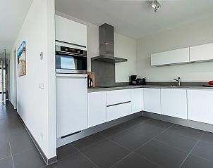 Strakke keuken in Duinvallei 12, bungalow in De Groote Duynen, Kamperland, Zeeland.