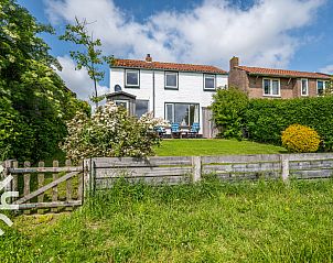 Vakantiehuis ZE1136 in Kamperland, Zeeland, met groene tuin en gezellige veranda.