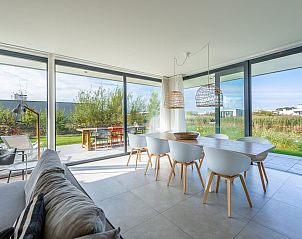 Ruime woonkamer met glazen schuifdeuren in Waterlijn 09, bungalow in Kamperland, Noord-Beveland.