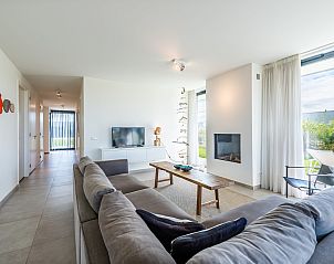 Moderne woonkamer met comfortabele bank in Waterlijn 09, bungalow in Kamperland, Noord-Beveland.