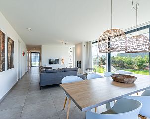 Eethoek met design lampen in Waterlijn 09, vakantiehuis in Kamperland, Zeeland.