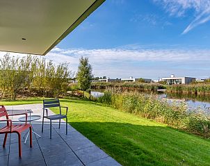 Terras met uitzicht op water en natuur bij Waterlijn 09, bungalow in Kamperland, Noord-Beveland.