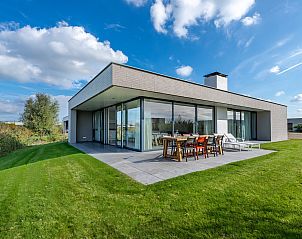 Buitenzijde van Waterlijn 09 met groot terras, bungalow in Kamperland, Noord-Beveland.