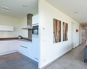 Moderne keuken met inbouwapparatuur in Waterlijn 09, bungalow in Kamperland, Noord-Beveland.