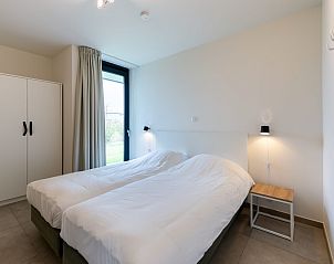 Slaapkamer met twee bedden in Waterlijn 09, vakantiehuis in Kamperland, Zeeland.