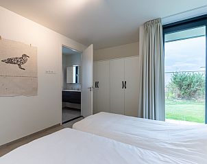 Slaapkamer met uitzicht op tuin in Waterlijn 09, bungalow in Kamperland, Noord-Beveland.