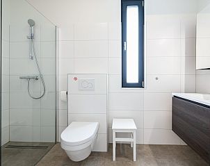 Moderne badkamer met douche in Waterlijn 09, vakantiehuis in Kamperland, Zeeland.