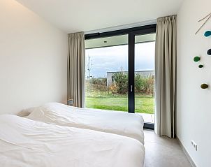 Tweede slaapkamer met tuinzicht in Waterlijn 09, vakantiehuis in Kamperland, Zeeland.