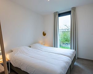 Slaapkamer met minimalistisch design in Waterlijn 09, bungalow in Kamperland, Noord-Beveland.