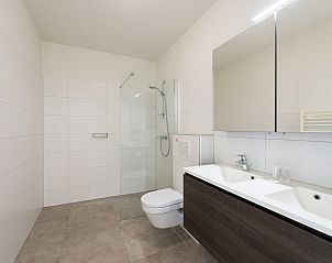 Ruime badkamer met dubbele wastafel in Waterlijn 09, bungalow in Kamperland, Noord-Beveland.