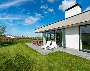 Zonnig terras met ligstoelen bij Waterlijn 09, vakantiehuis in Kamperland, Zeeland.