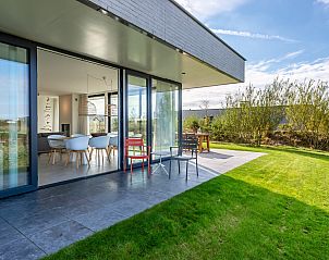 Terras met openslaande deuren in Waterlijn 09, bungalow in Kamperland, Noord-Beveland.