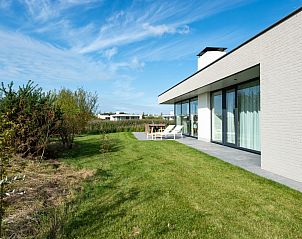 Grote tuin rondom Waterlijn 09, vakantiehuis in Kamperland, Zeeland.