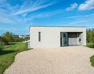 Vooraanzicht van Waterlijn 09 met oprit, bungalow in Kamperland, Noord-Beveland.