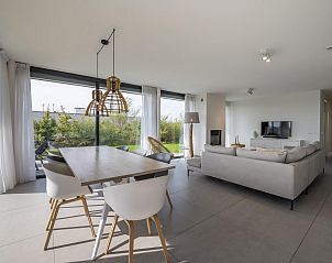 Stijlvolle eetkamer met grote ramen in Waterlijn 10, vakantiehuis in Kamperland, Noord-Beveland.