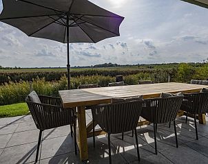 Strakke keuken met moderne apparatuur in Waterlijn 10, vakantiehuis in Kamperland, Noord-Beveland.