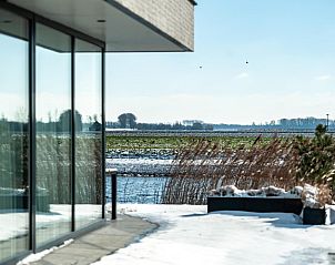 Detail van keukenblad in Waterlijn 10, bungalow in Kamperland, Zeeland.