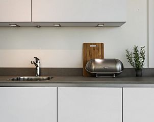 Moderne badkamer met dubbele wastafel in Waterlijn 10, vakantiehuis in Kamperland, Noord-Beveland.