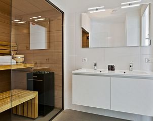 Luxe badkamer met sauna in Waterlijn 10, vakantiehuis in Kamperland, Noord-Beveland.