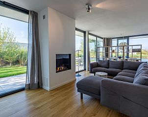 Gezellige zithoek met open haard in Waterlijn 11 | De Groote Duynen, bungalow in Kamperland, Zeeland.