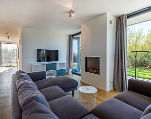 Ruime woonkamer met uitzicht in Waterlijn 11 | De Groote Duynen, vakantiehuis in Kamperland, Zeeland.