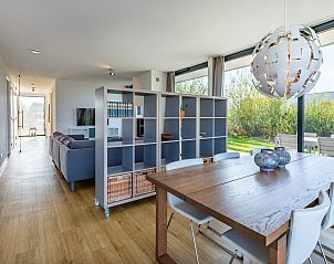 Stijlvolle eetkamer in Waterlijn 11 | De Groote Duynen, vakantieaccommodatie in Kamperland, Zeeland.