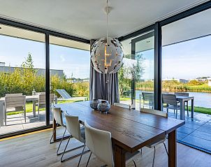 Panoramisch uitzicht vanuit de eetkamer van Waterlijn 11 | De Groote Duynen, bungalow in Kamperland, Zeeland.