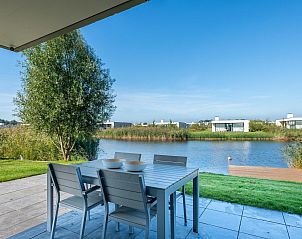 Buitenterras met uitzicht op het water bij Waterlijn 11 | De Groote Duynen, bungalow in Kamperland, Zeeland.