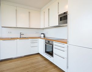 Moderne keuken in Waterlijn 11 | De Groote Duynen, vakantiehuis in Kamperland, Zeeland.