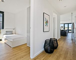 Lichte hal met toegang tot kamers in Waterlijn 11 | De Groote Duynen, bungalow in Kamperland, Zeeland.