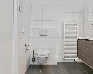Moderne toiletvoorzieningen in Waterlijn 11 | De Groote Duynen, bungalow in Kamperland, Zeeland.