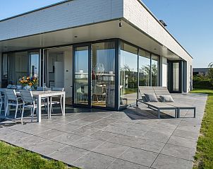 Ruim terras met tuinmeubilair bij Waterlijn 11 | De Groote Duynen, bungalow in Kamperland, Zeeland.