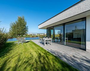 Zonnig terras aan het water bij Waterlijn 11 | De Groote Duynen, vakantieaccommodatie in Kamperland, Zeeland.