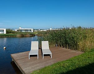 Privsteiger met ligstoelen bij Waterlijn 11 | De Groote Duynen, vakantiehuis in Kamperland, Zeeland.