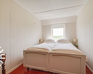 Buitenkant van vakantiehuis ZE1136 in Kamperland, Zeeland, met charmant straatzicht.