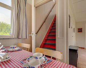 Achteraanzicht van vakantiehuis ZE1136 in Kamperland, Zeeland, met zonnig terras.