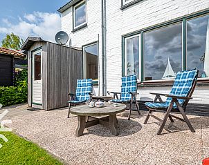 Hoofdslaapkamer in vakantiehuis ZE1136, Kamperland, Zeeland, met gezellig interieur.