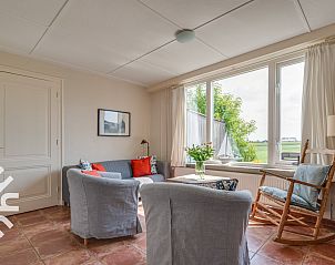 Gang met trap in vakantiehuis ZE1136 in Kamperland, Zeeland, met rustieke details.