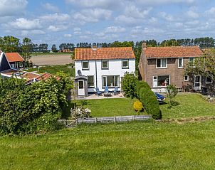 Uitzicht op de velden vanuit de tuin van vakantiehuis ZE1136 in Kamperland, Zeeland.