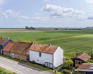 Terras van vakantiehuis ZE1136 in Kamperland, Zeeland, met uitzicht op de natuur.