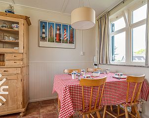 Lichte woonkamer in vakantiehuis ZE1136, Kamperland, Zeeland, met ruime ramen.