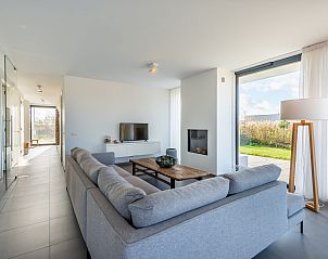 Gemtliche Sitzecke im Ferienhaus Zandbank 13, De Groote Duynen, Kamperland, mit modernen Mbeln und groen Fenstern.