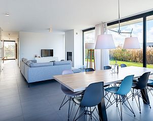 Offener Wohnbereich in Zandbank 13, De Groote Duynen, Kamperland, Zeeland mit stilvollem Esszimmer und Wohnzimmer.