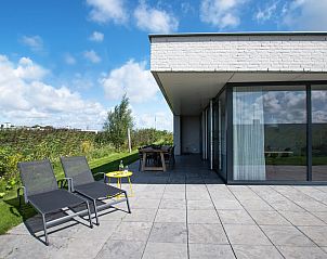 Sonnige Terrasse mit Liegesthlen im Ferienhaus Zandbank 13, De Groote Duynen, Kamperland, ideal zum Entspannen.
