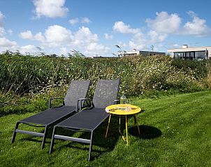 Grner Garten in der Zandbank 13, De Groote Duynen, Kamperland, Zeeland mit bequemen Liegen fr die ultimative Entspannung.